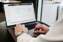 Как ИИ объединяет карточки номенклатуры: одинаковое наименование - разные коды 
